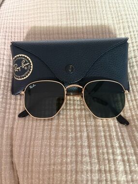 Ray-Ban Men’s Gold Frame Black Lens Sunglasses with Black Case